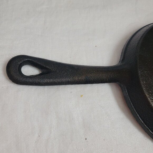 Vintage Cast Iron No. 3 frying pan seasoned 6 1/2" kitchenware camping cook EUC - Picture 5 of 6